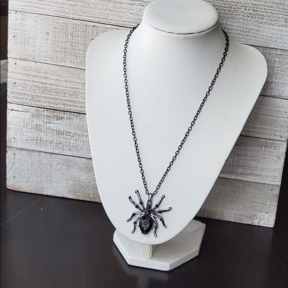Spider Pendant Necklace - Picture 5 of 6